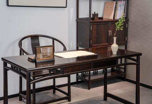 榮鼎軒是一家集研究,設(shè)計(jì)生產(chǎn),銷售服務(wù)于一體的紫光檀紅木家具企業(yè)